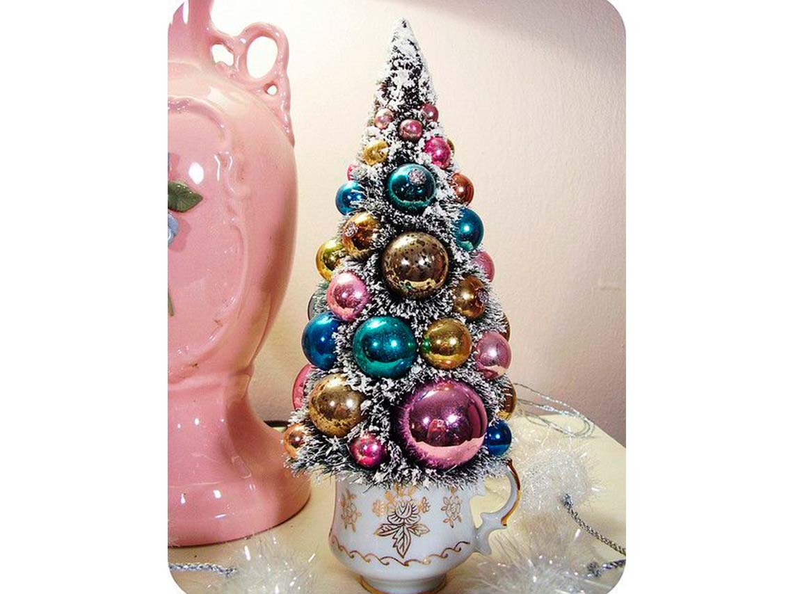 10 ideas para decorar con mini árboles de Navidad 12