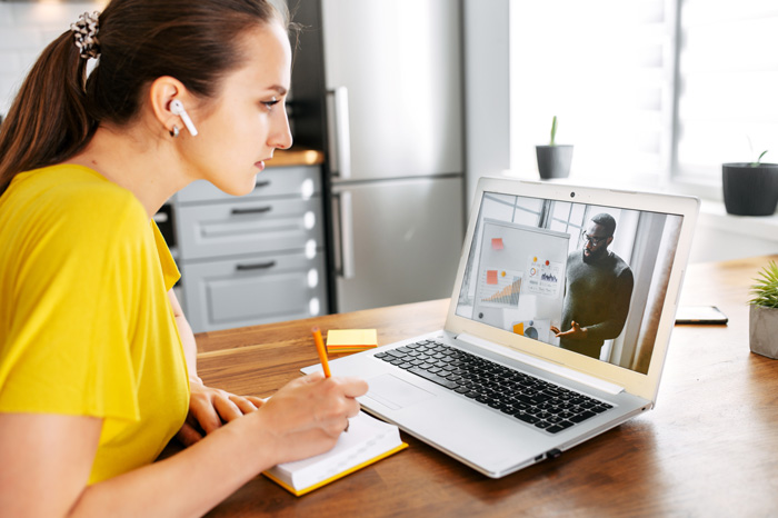 Mujer tomando curso laptop