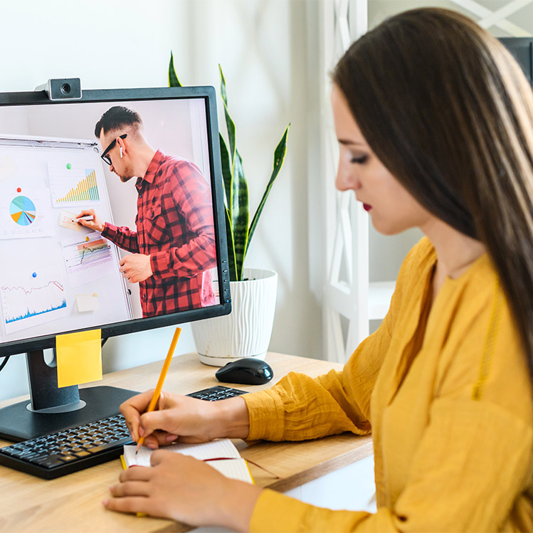 Mujer tomando curso laptop