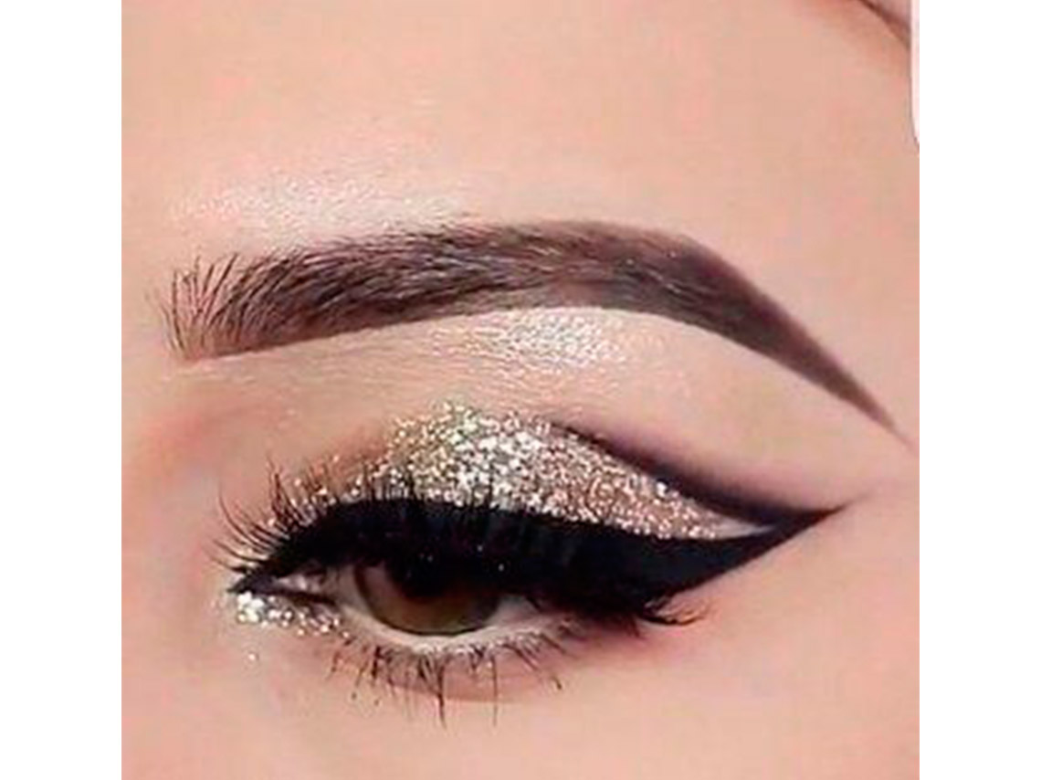 Ideas de maquillaje con glitter para año nuevo para morenas 3