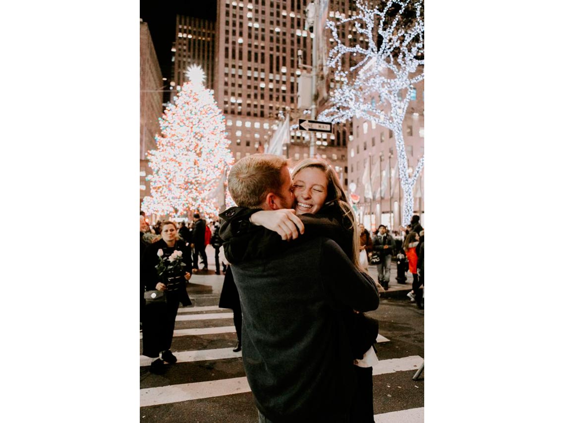 10 poses para cuando te dan anillo de compromiso en Navidad 4