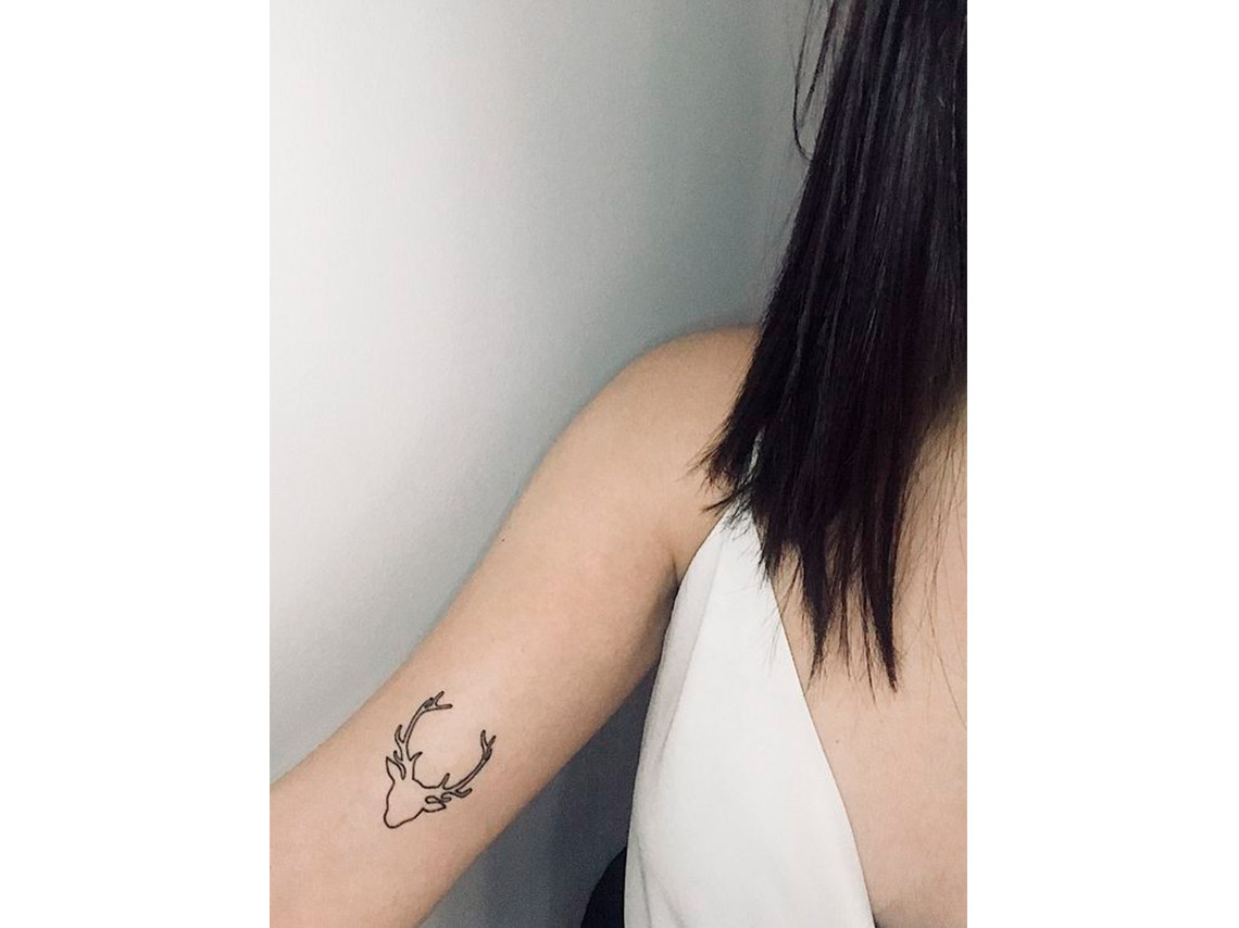 8 tatuajes pequeños para las chicas que aman la Navidad 7