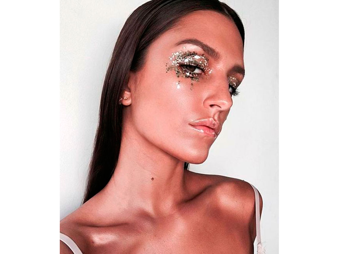 Ideas de maquillaje con glitter para año nuevo para morenas 8