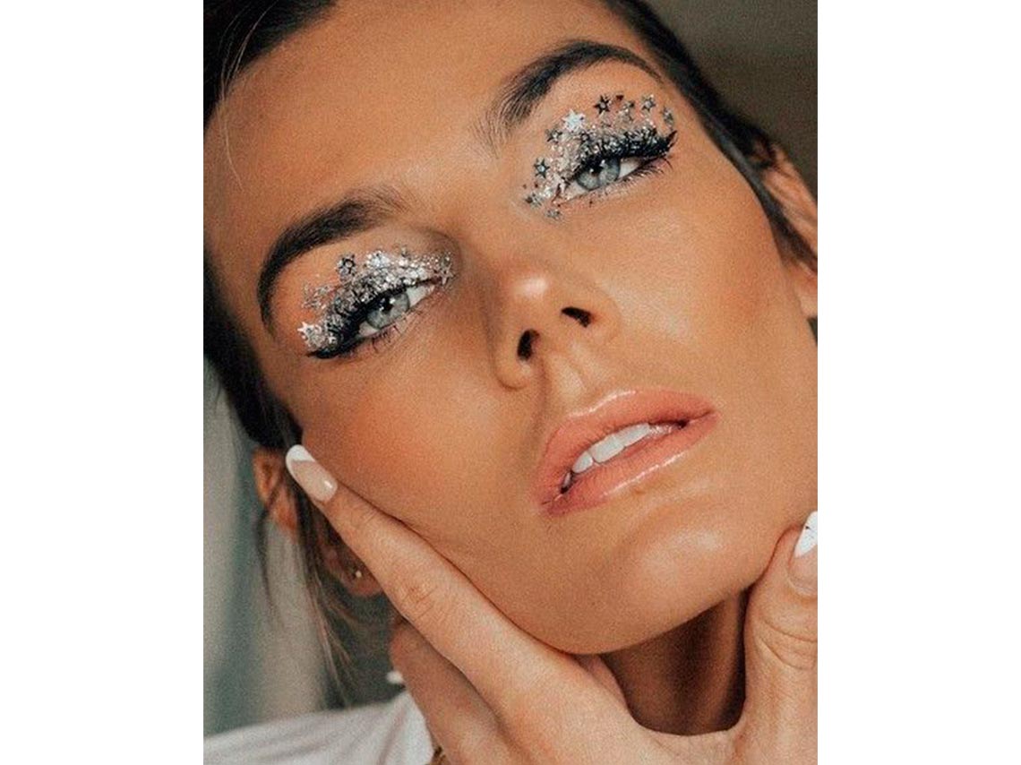 Ideas de maquillaje con glitter para año nuevo para morenas 9