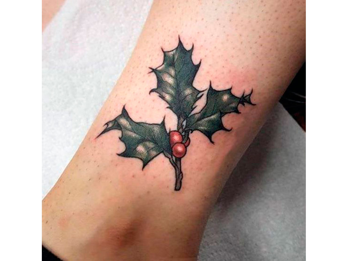 8 tatuajes pequeños para las chicas que aman la Navidad 9