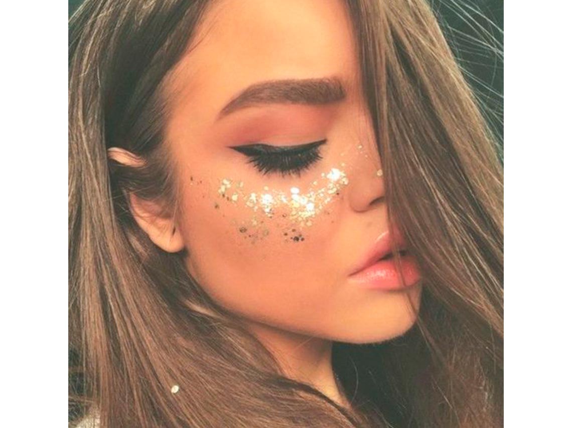 Ideas de maquillaje con glitter para año nuevo para morenas 10