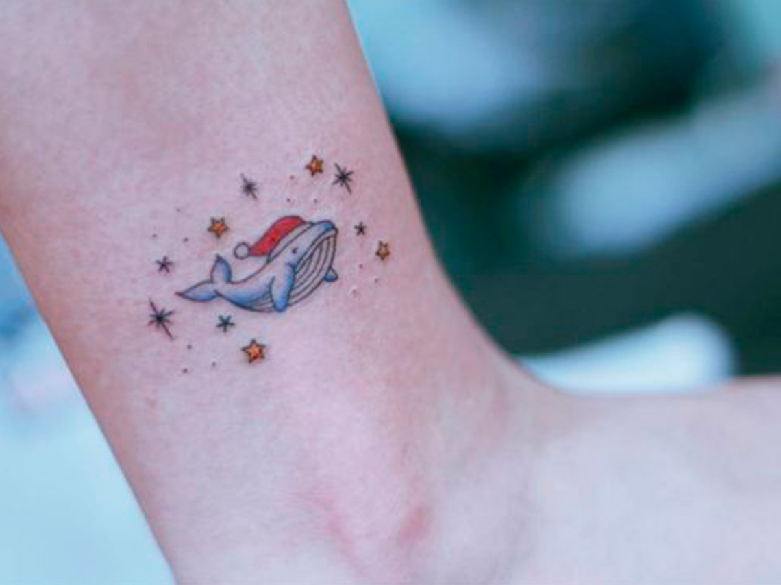 8 tatuajes pequeños para las chicas que aman la Navidad 10