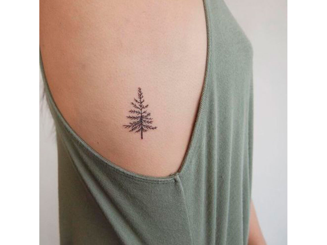 8 tatuajes pequeños para las chicas que aman la Navidad 3