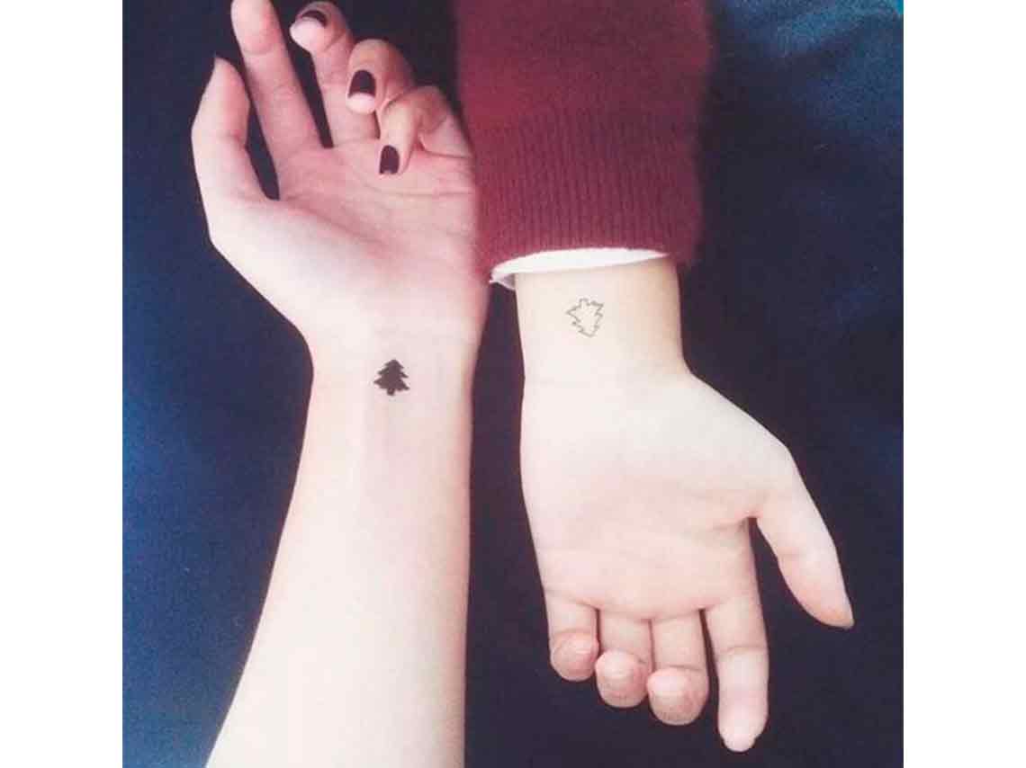 8 tatuajes pequeños para las chicas que aman la Navidad 4