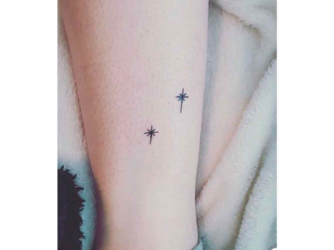 8 tatuajes pequeños para las chicas que aman la Navidad 5