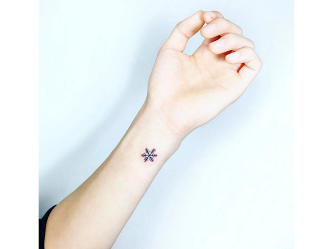 8 tatuajes pequeños para las chicas que aman la Navidad 1