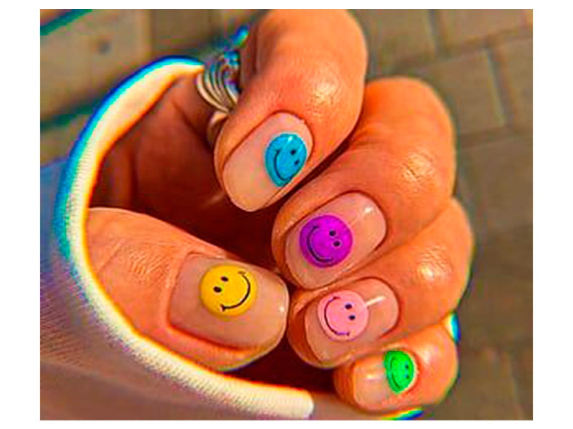 10 diseños de smile faces en uñas que te alegrarán el día 3