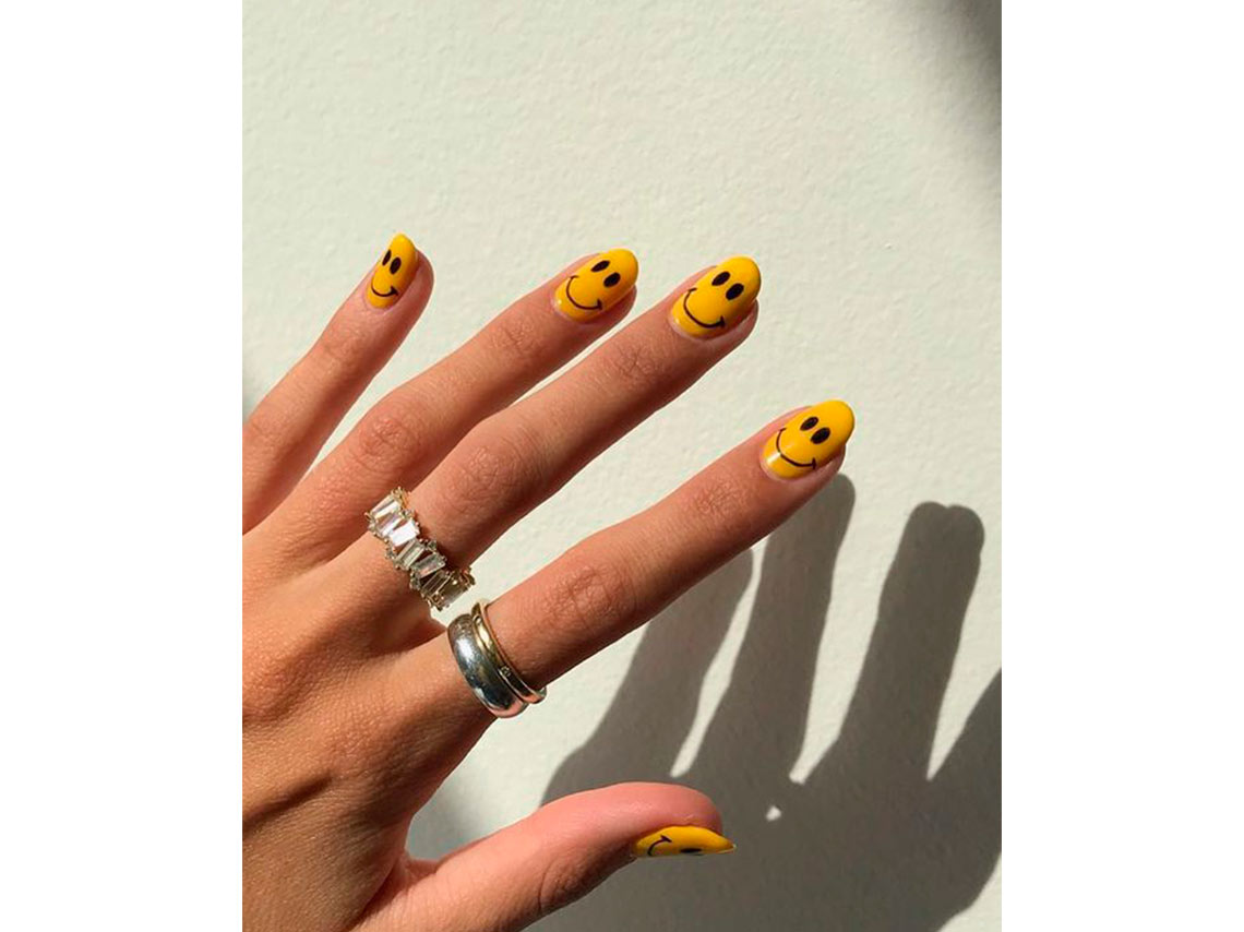 10 diseños de smile faces en uñas que te alegrarán el día 7