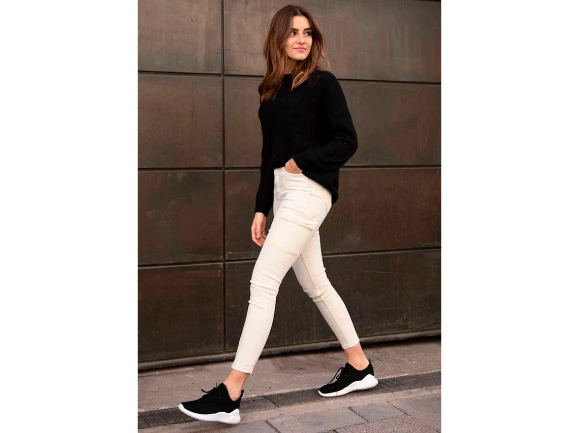 Outfits con tenis negros ideales para ir a trabajar y verte elegante 0