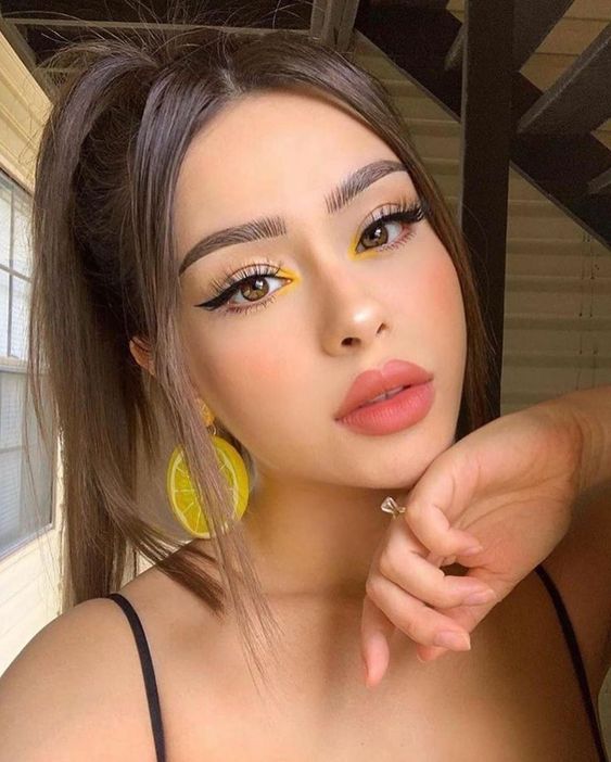 maquillaje-ojos-naranja-amarillo-tendencia-2021