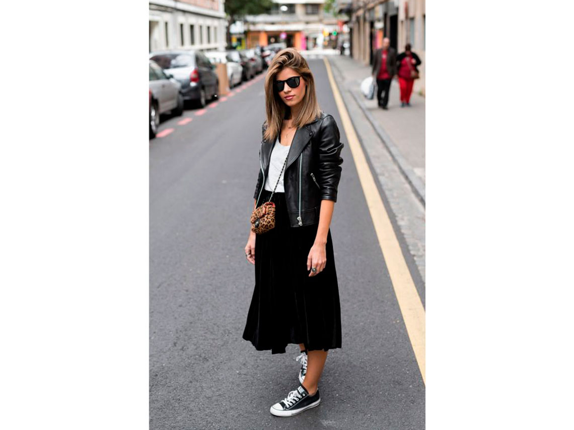 Outfits con tenis negros ideales para ir a trabajar y verte elegante 5