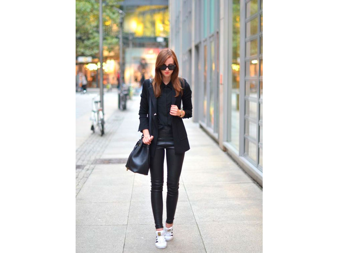 10 outfits con leggins negros para ir a trabajar 6
