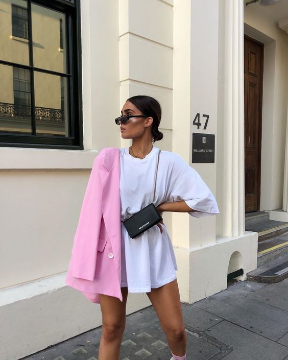 10 outfits blanco con rosa para verte ultra chic después de los 30 4