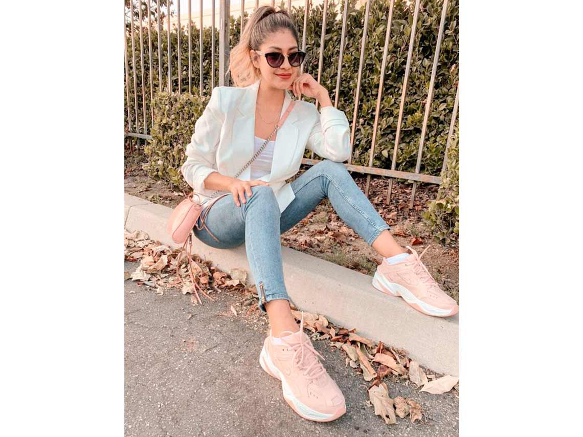 10 outfits con tenis rosas para verte chic en el trabajo 0