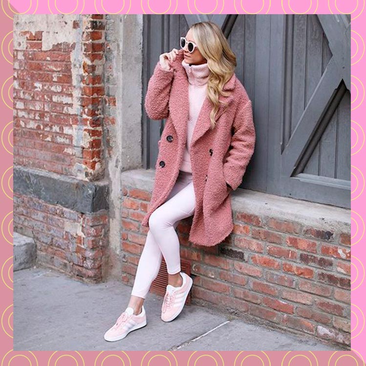 10 outfits con tenis rosas para ir a trabajar