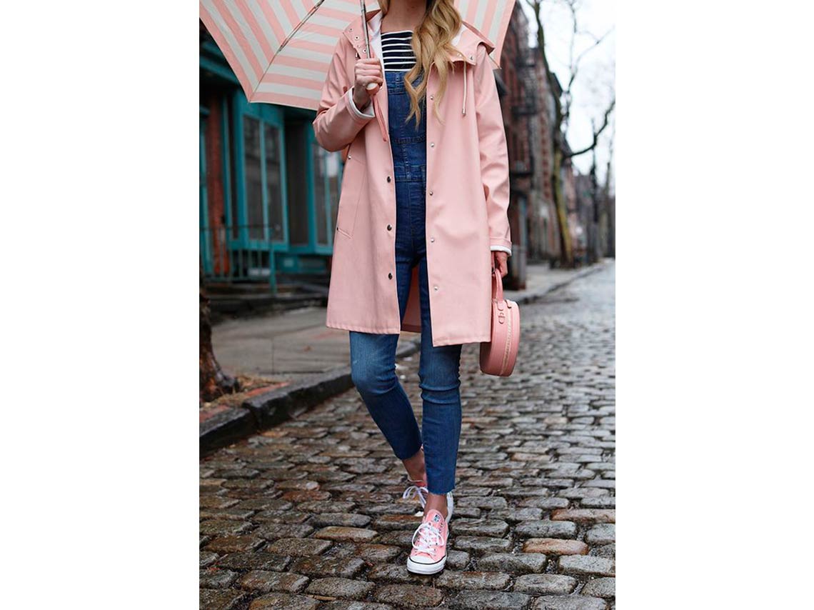 outfit gabardinacon tenis rosas
