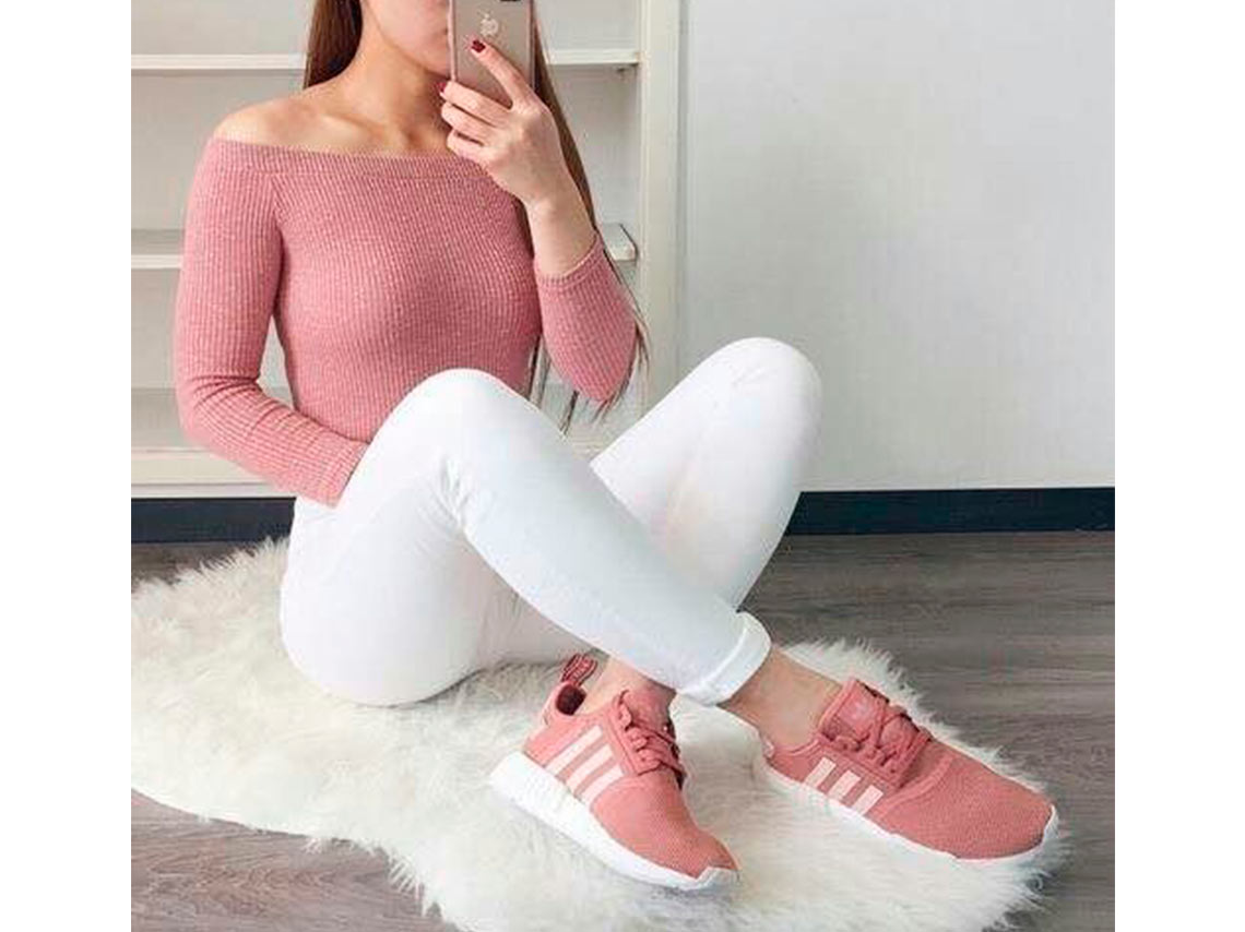 10 outfits con tenis rosas para ir a trabajar | Mujer de 10