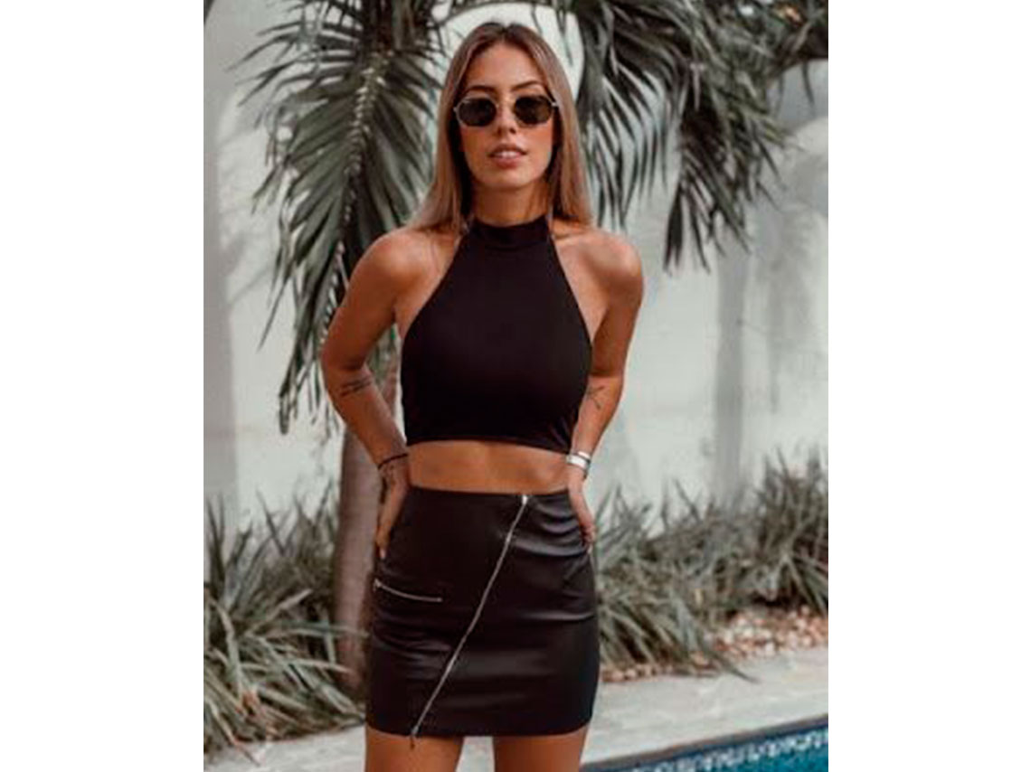 10 outfits con falda negra para la primavera sin morir de calor 7