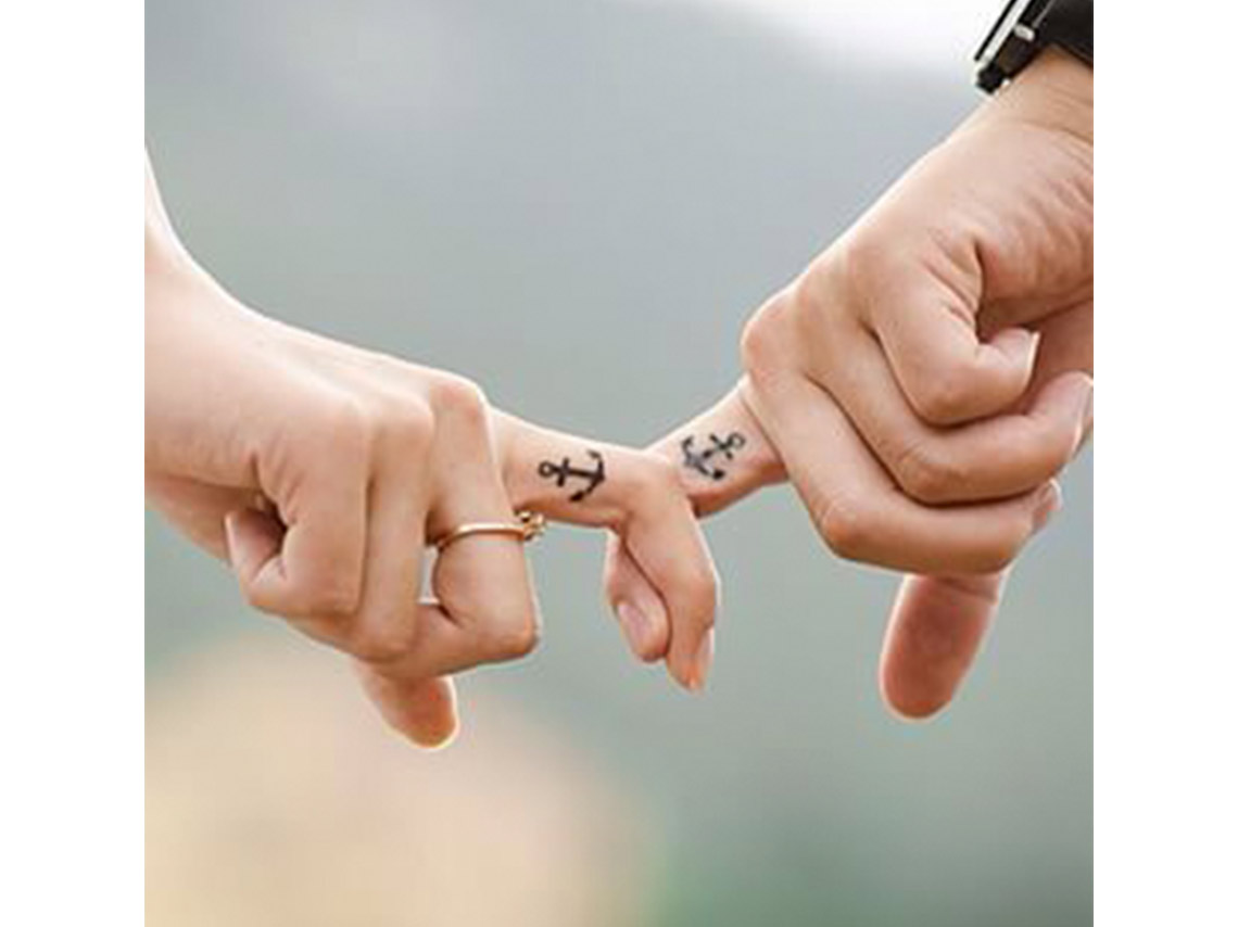 10 tatuajes en pareja chiquitos y romanticos para celebrar su amor 8