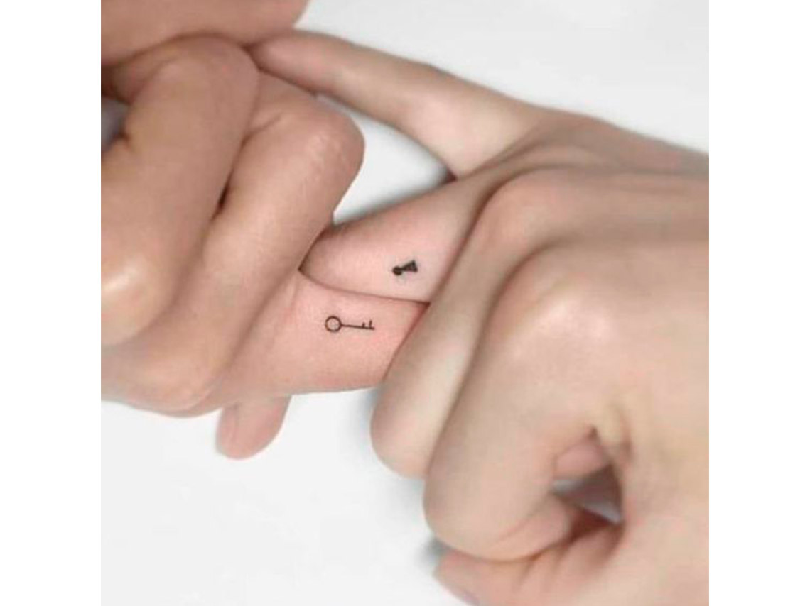 10 tatuajes en pareja chiquitos y romanticos para celebrar su amor 5