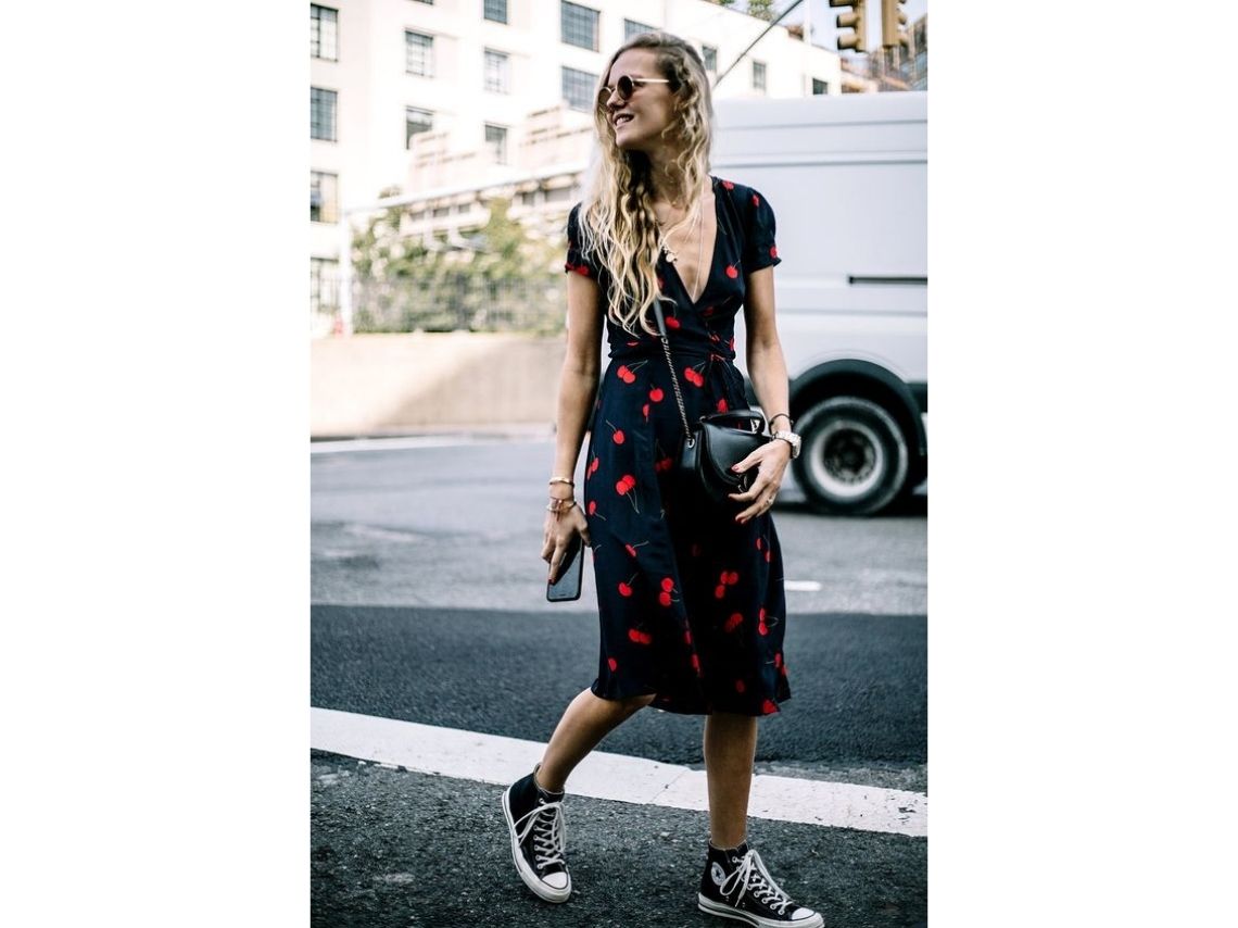 vestido con tenis para verano