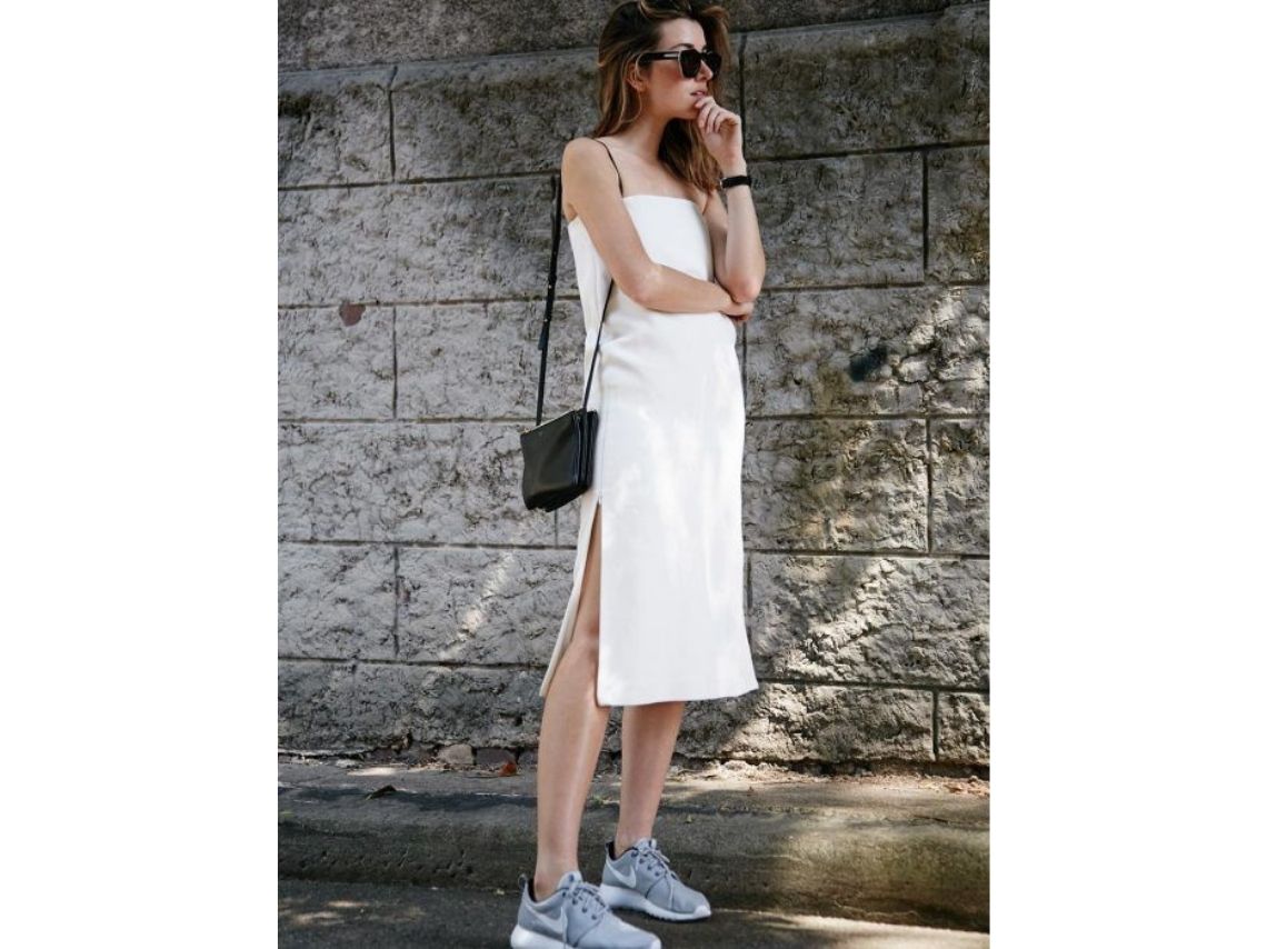 10 outfits frescos con vestidos y tenis perfectos para verano 9