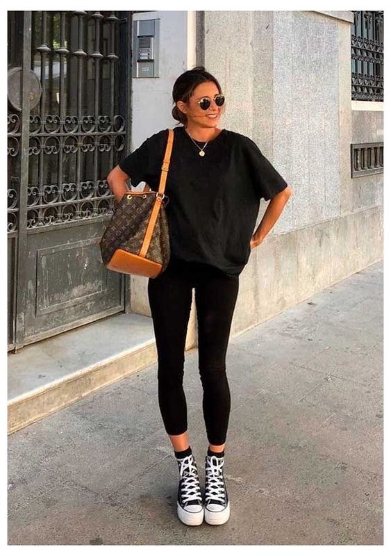 10 outfits con leggins negros para llevar en días lluviosos | Mujer de 10