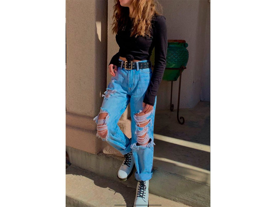 10 outfits con mom jeans que te encantarán para trabajar