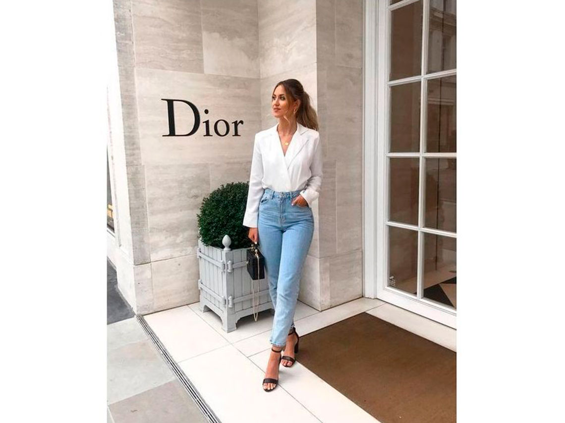 10 outfits con mom jeans que te encantarán para trabajar