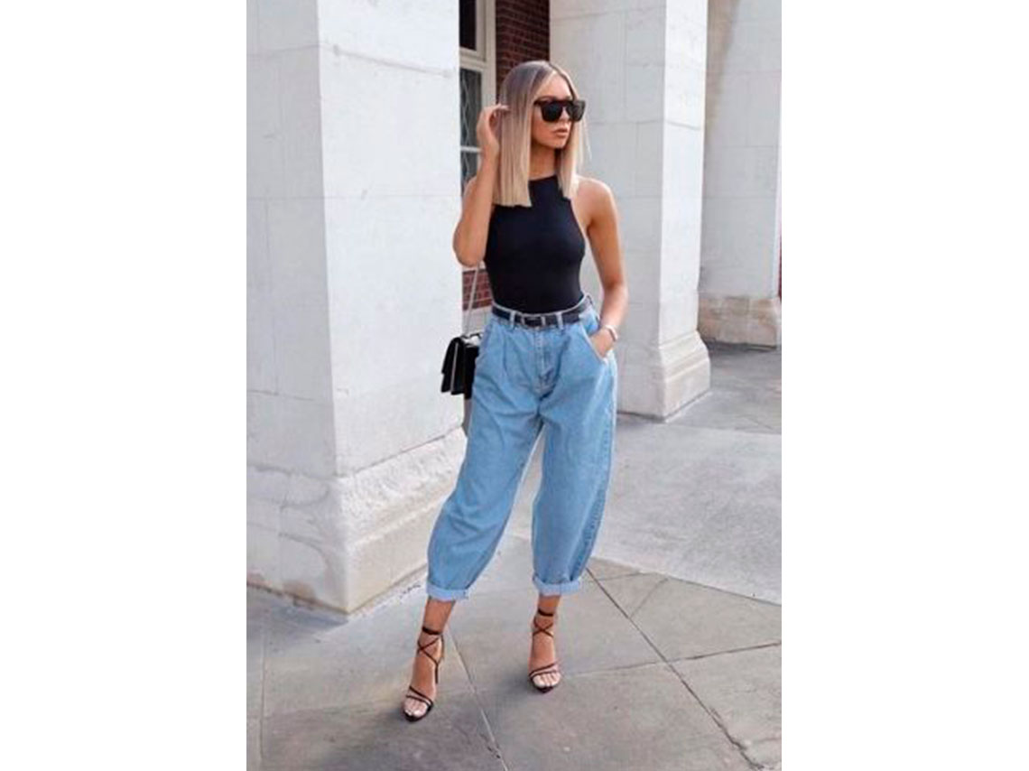 10 outfits con mom jeans que te encantarán para trabajar