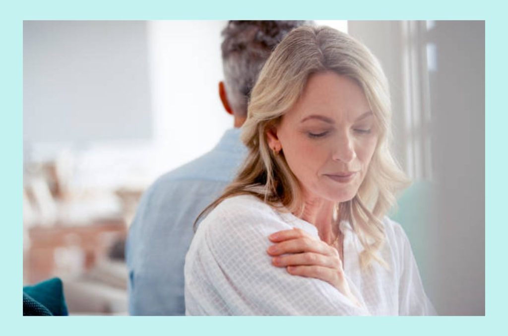 Pareja madura enfrentando un momento de tensión emocional