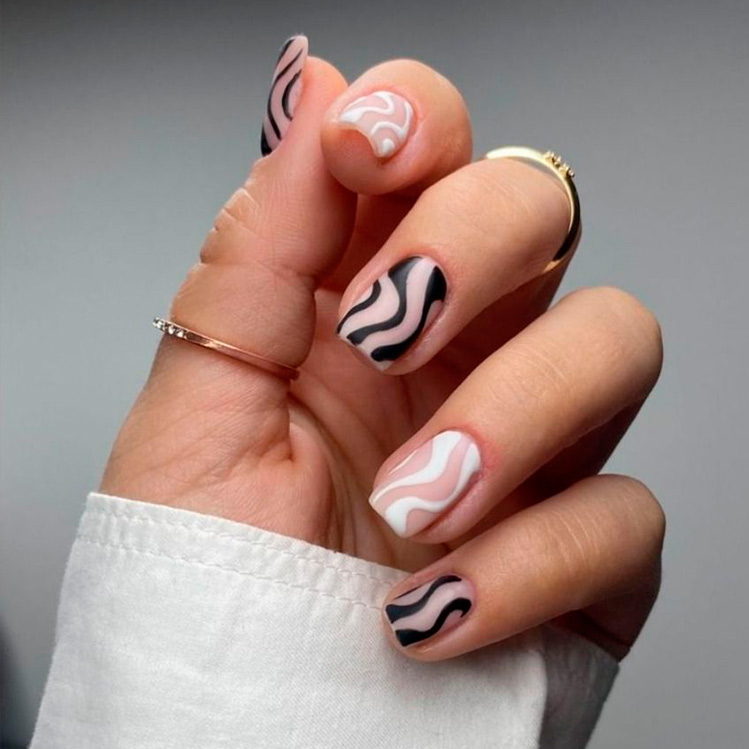 10 diseños inspirados en la tendencia wavy nails perfectos para uñas cortas