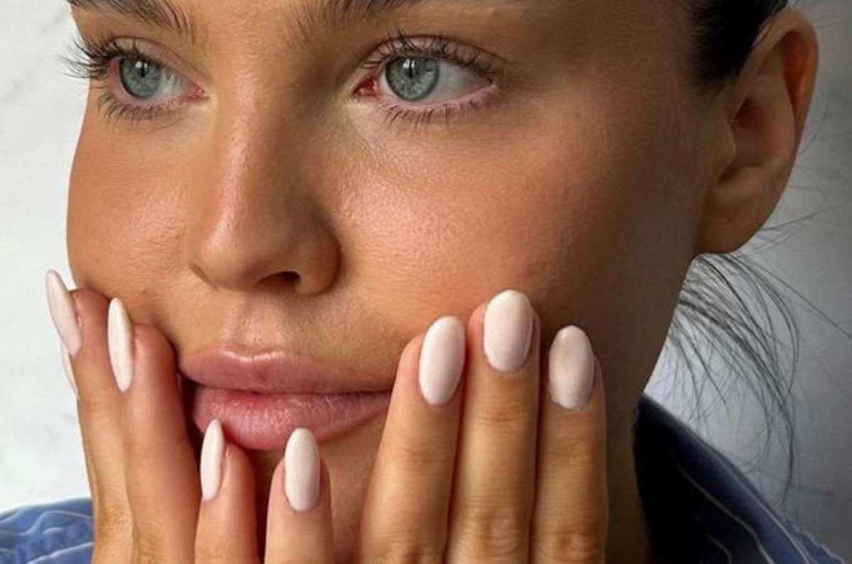 Diseños de uñas cortas y elegantes ideales para usar en verano