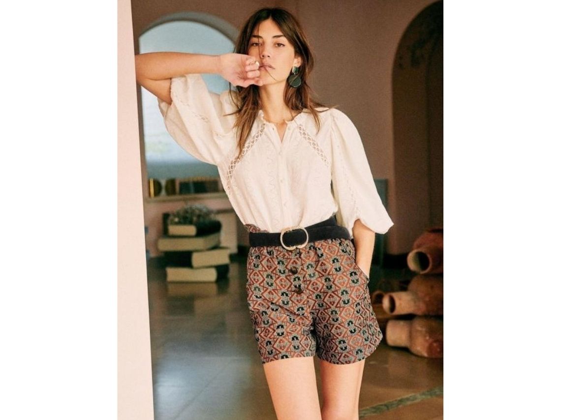 outfits de short con tiro alto para crear una figura más delgada y estilizada