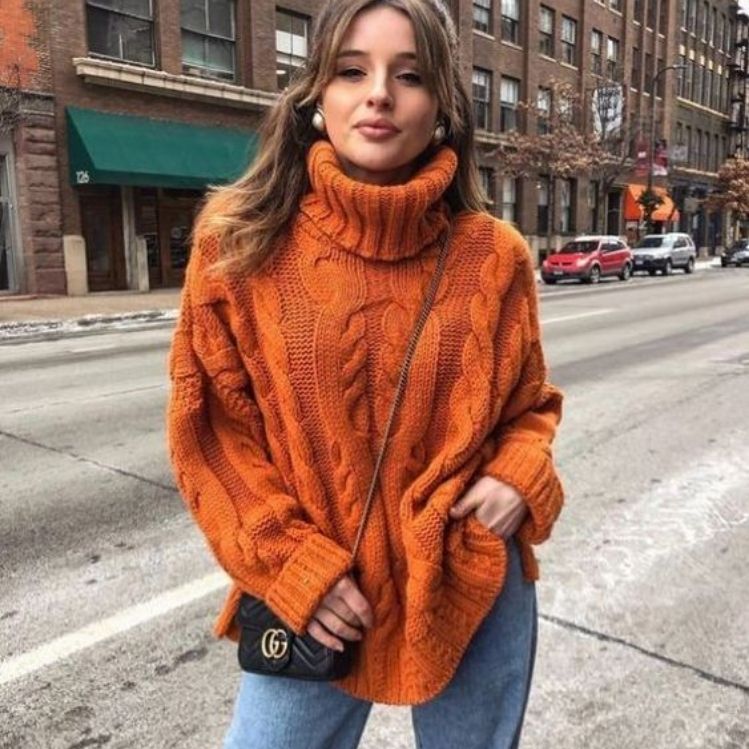 10 outfits con suéter tejido perfectos para días lluviosos y fríos