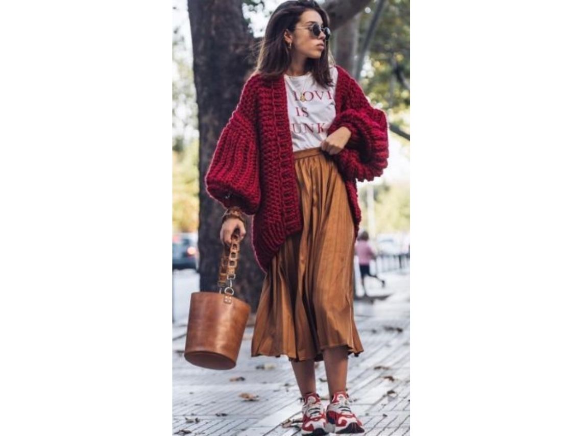 outfits con suéter tejido para días lluviosos y fríos