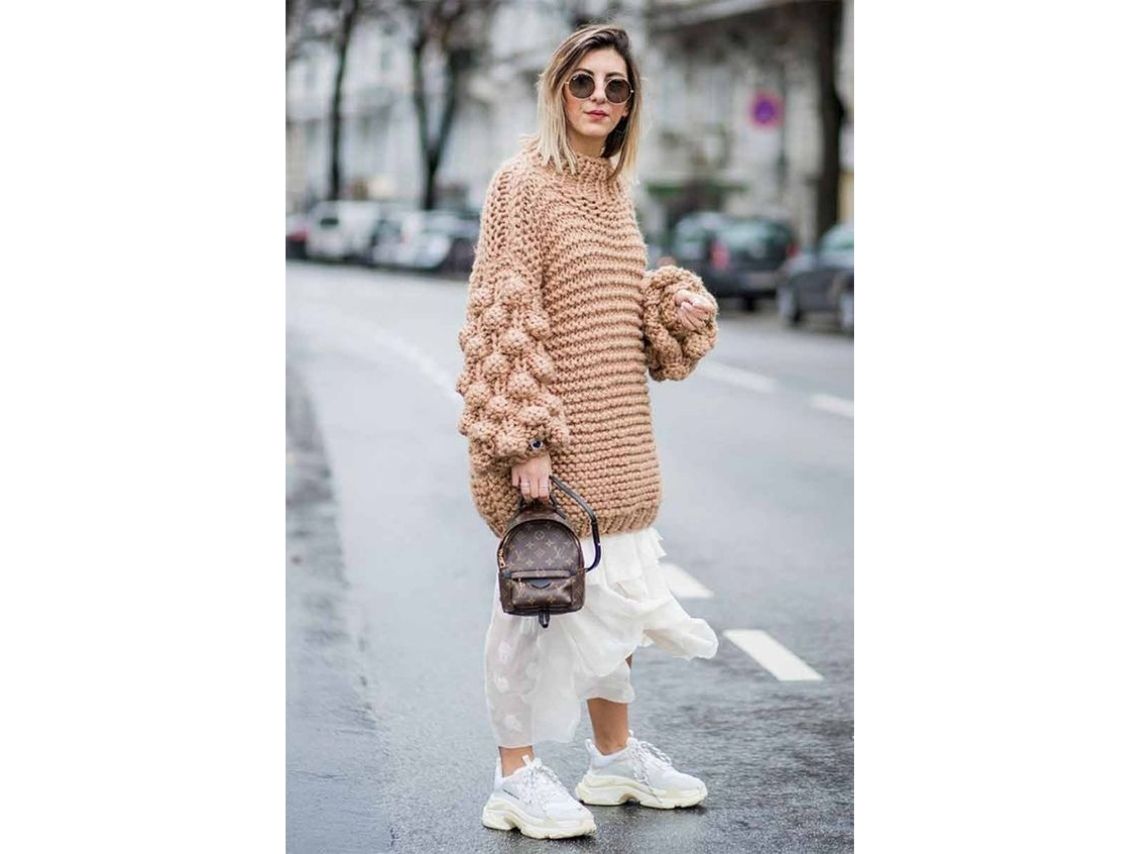 10 outfits con suéter tejido perfectos para días lluviosos y fríos | Mujer  de 10