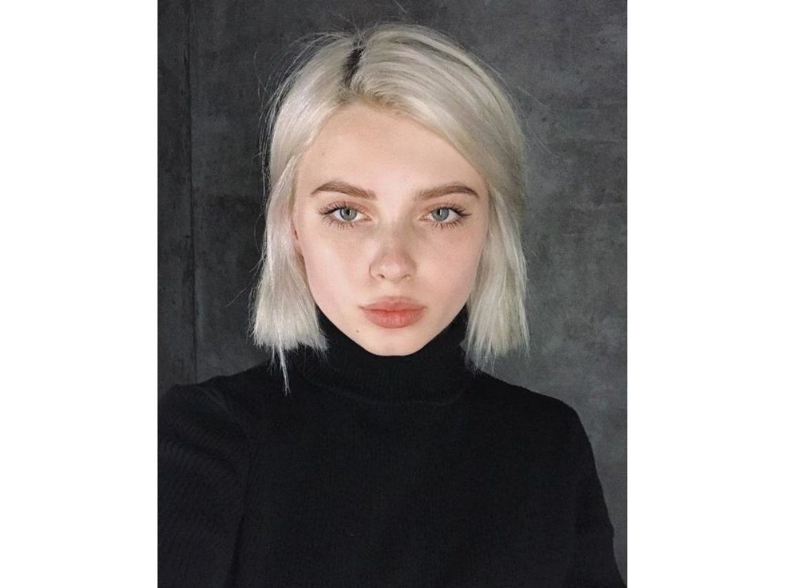 outfits noche para lucir cabello platinado