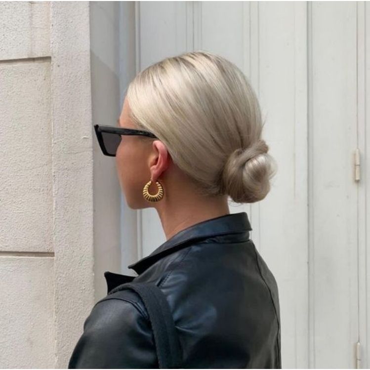 10 outfits de noche para lucir tu cabello platinado