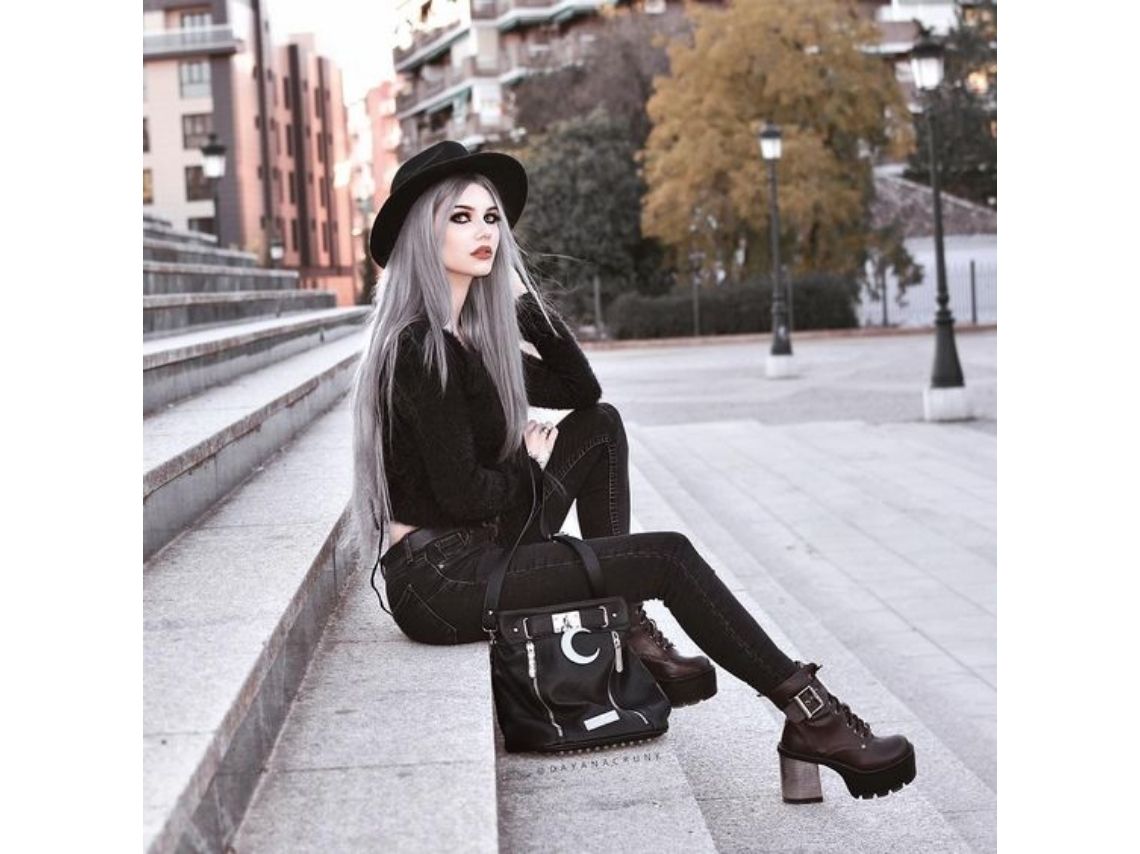 outfits noche para lucir cabello platinado