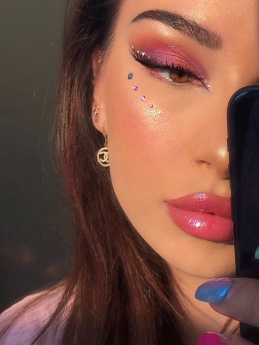 10-maquillajes-con-glitter-que-puedes-hacer-facilmente-este-2021-1