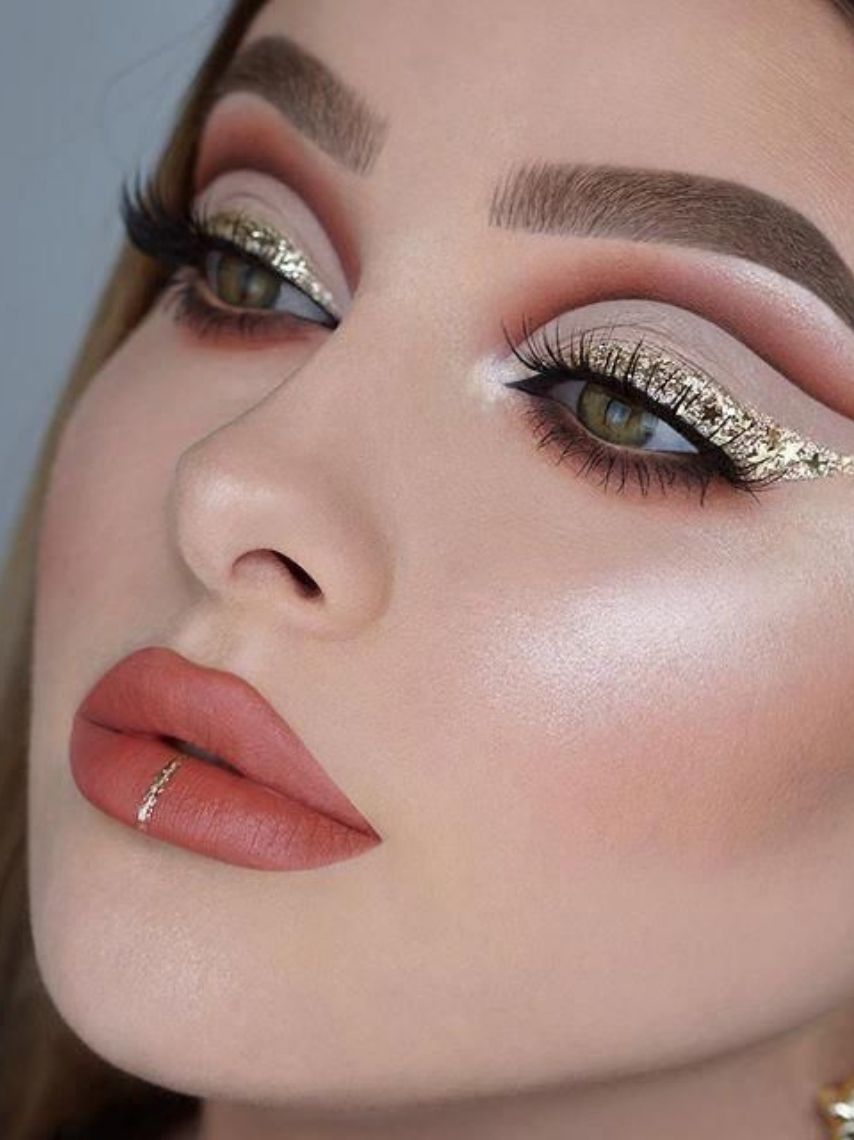 10-maquillajes-con-glitter-que-puedes-hacer-facilmente-este-2021-3