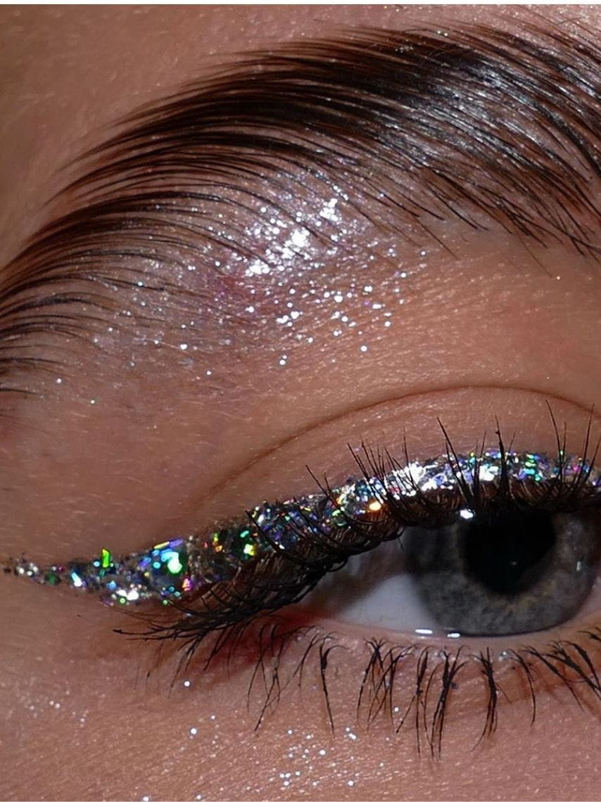 10-maquillajes-con-glitter-que-puedes-hacer-facilmente-este-2021-4