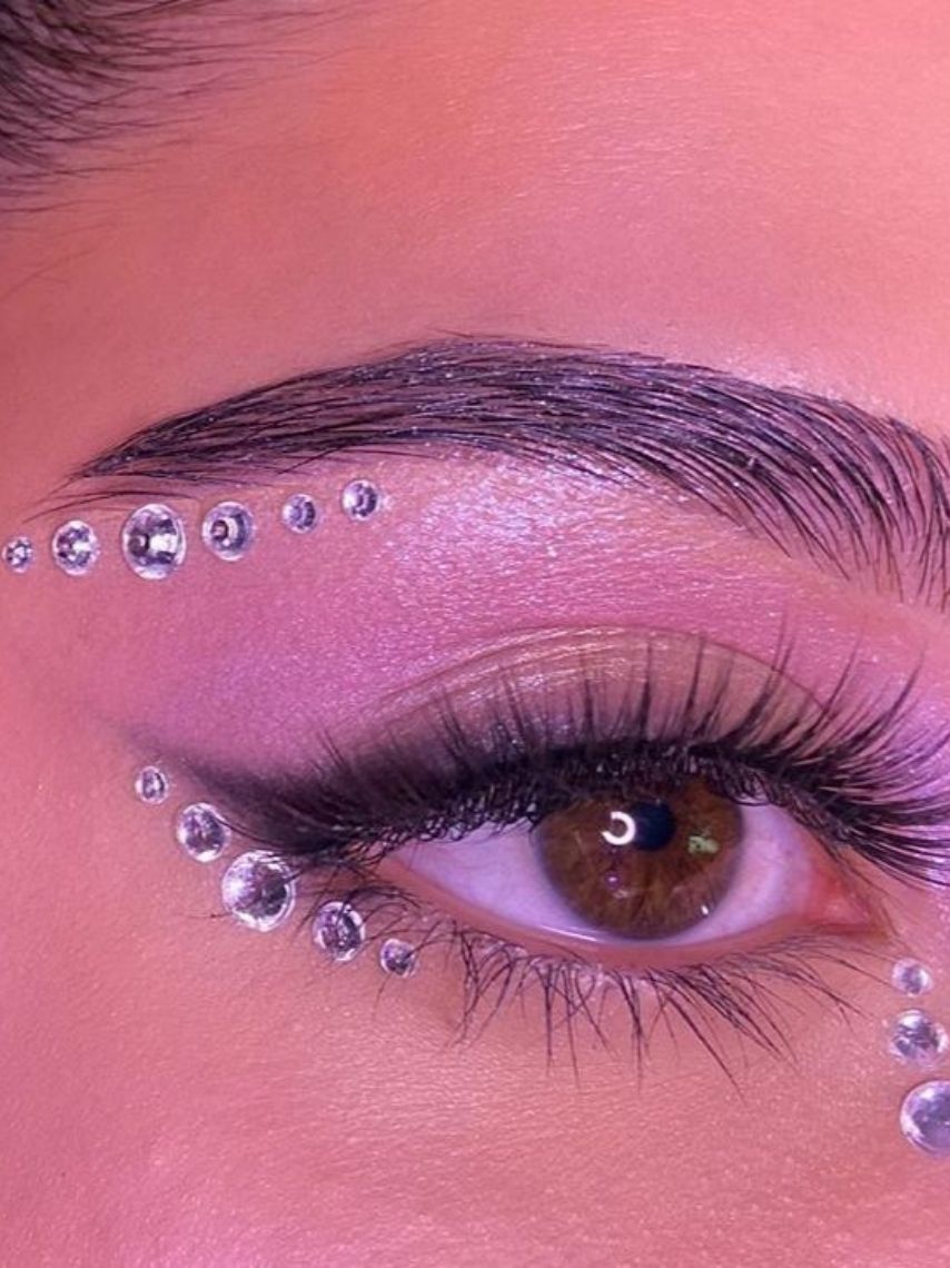 10-maquillajes-con-glitter-que-puedes-hacer-facilmente-este-2021-7