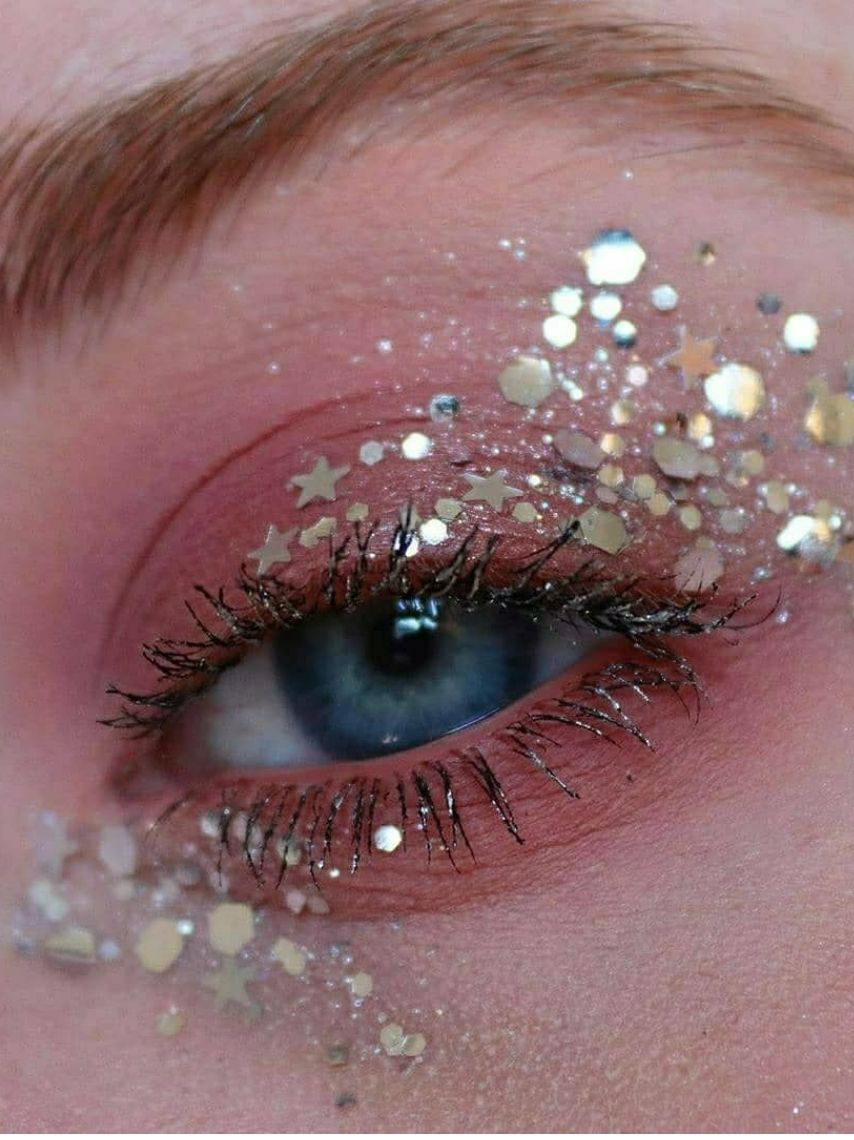 10-maquillajes-con-glitter-que-puedes-hacer-facilmente-este-2021-9